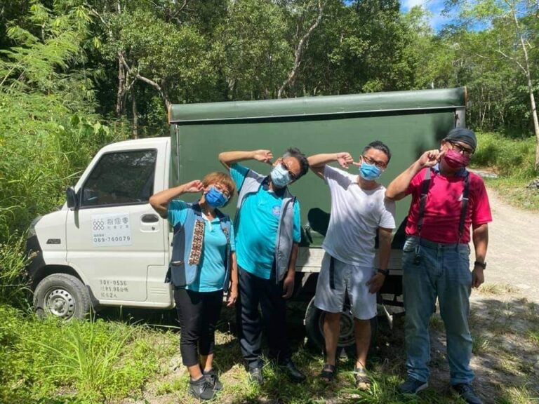 周端政 Nelson Chou 與徐超斌醫師及南迴協會、扶輪社友在台東縣達仁鄉土坂部落的工作車旁合影，記錄社區踏勘與後勤路線的實地觀察。