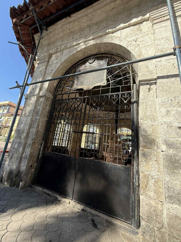 十字架の外に立つ：1521年セブ ― 世界史に「書かれた」港町の午後