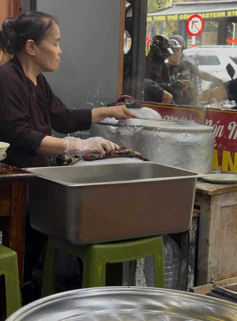 蒸氣裡的河內：在粉卷老店遇見流動的米食文明