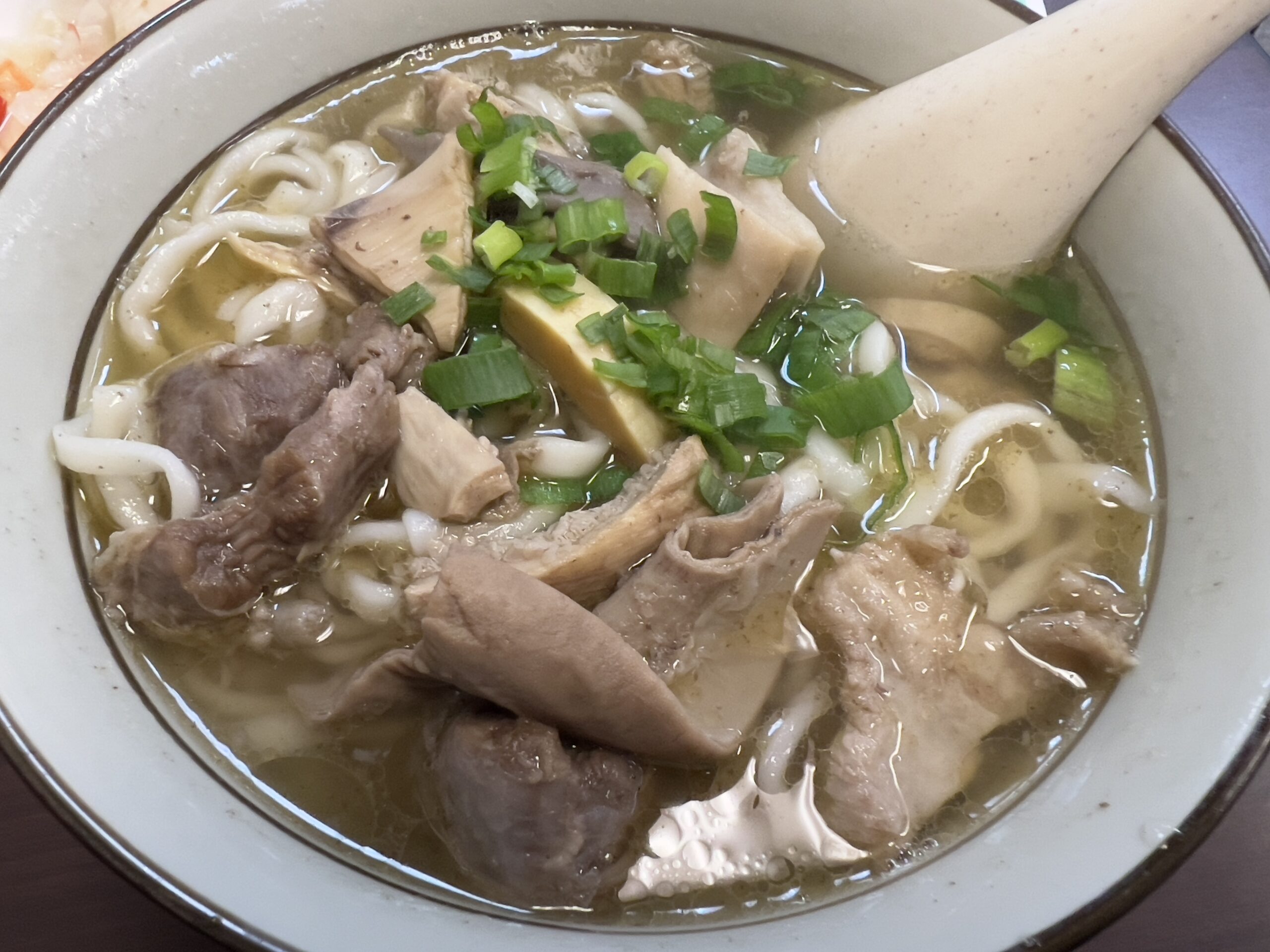 牛雑入りのハラール清湯麺。澄んだスープとねぎが見え、節度と信頼感のある日常の味を表している。