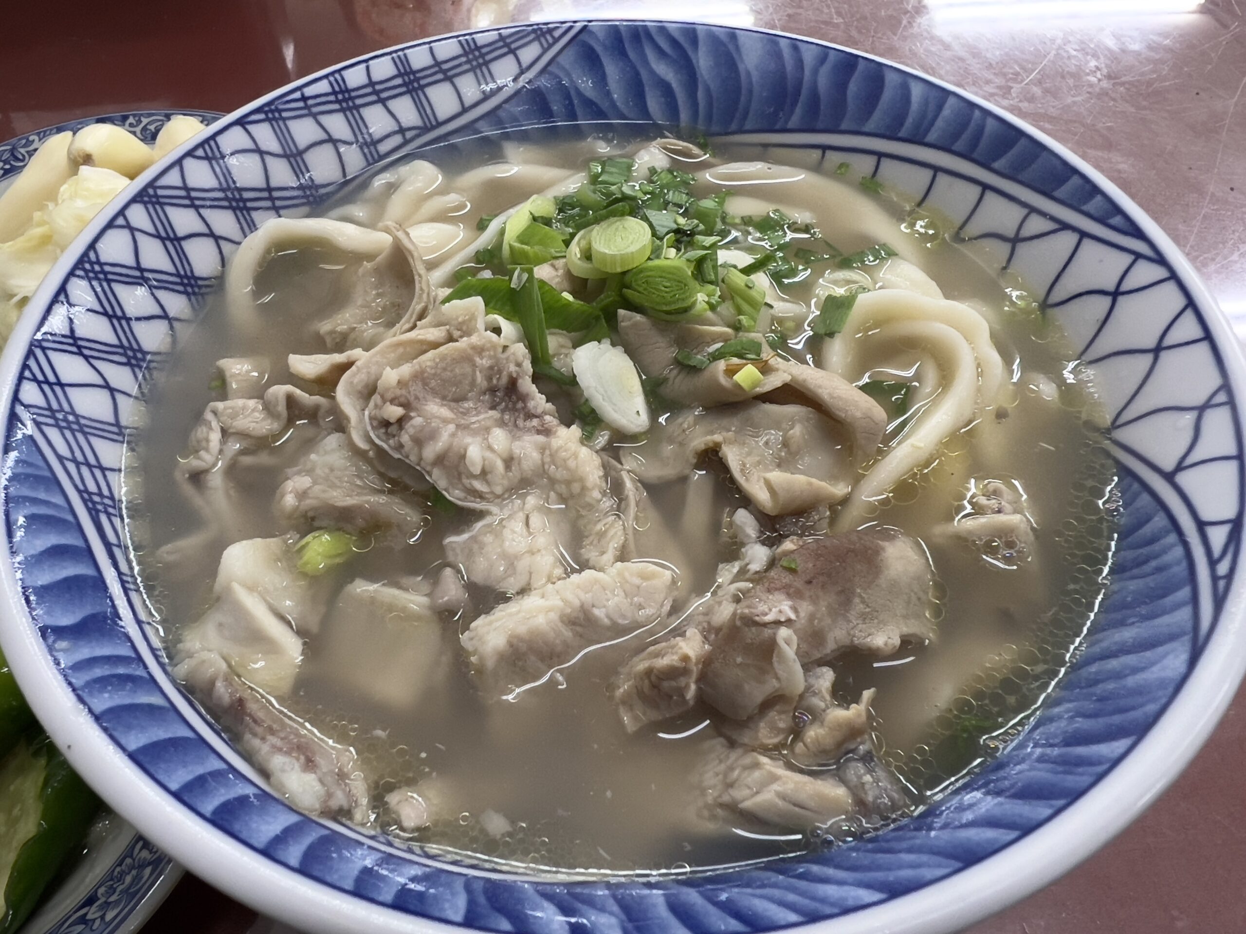 牛雑と太めの麺が入ったハラールの清湯麺。素朴でありながら秩序立った日常の食の雰囲気を伝える一杯。
