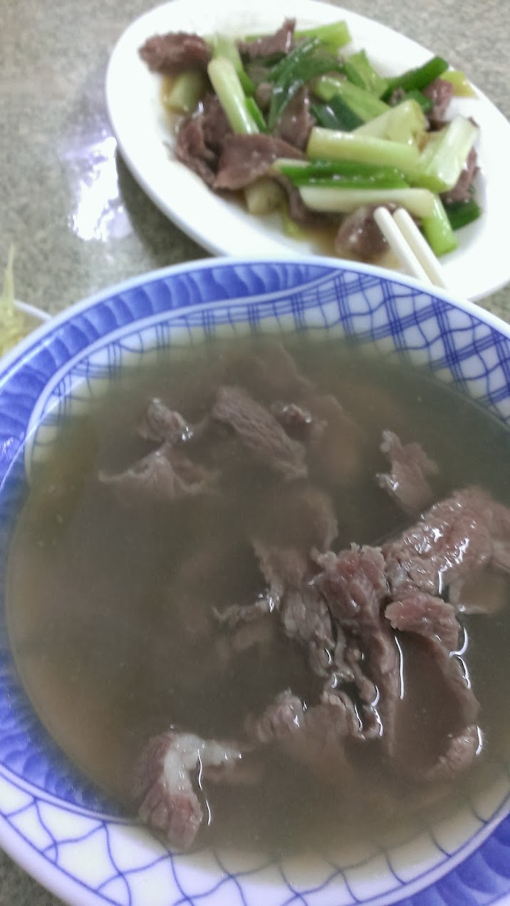 手前に台南牛肉湯、奥にねぎ入りの炒め牛肉が並ぶ食卓。台南で牛肉料理が朝の食文化として根づいている様子が見える。
