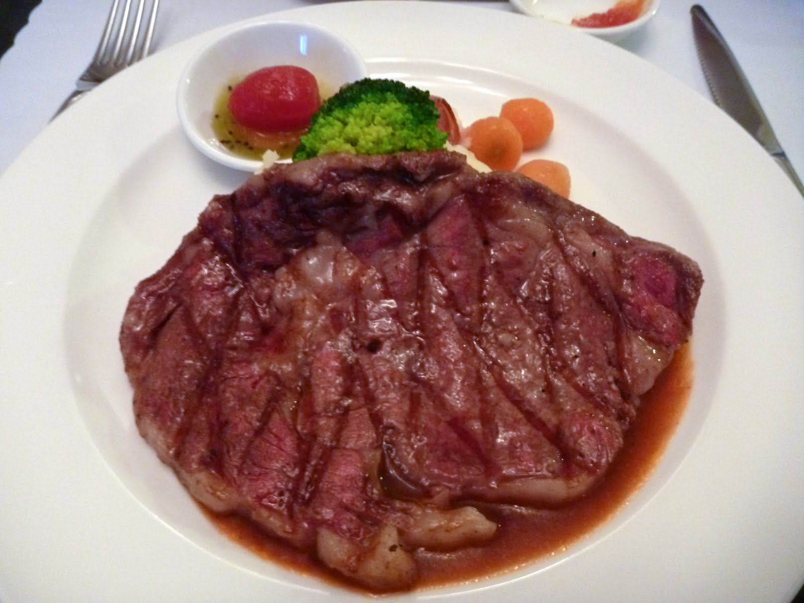 白い磁器の皿に盛られた洋風ステーキ。野菜と少量のソースが添えられ、台湾で初期に受け入れられた正式なステーキ文化を思わせる。