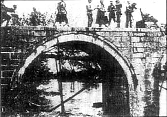 1941年上高地區石拱橋與橋上人員的黑白歷史照片