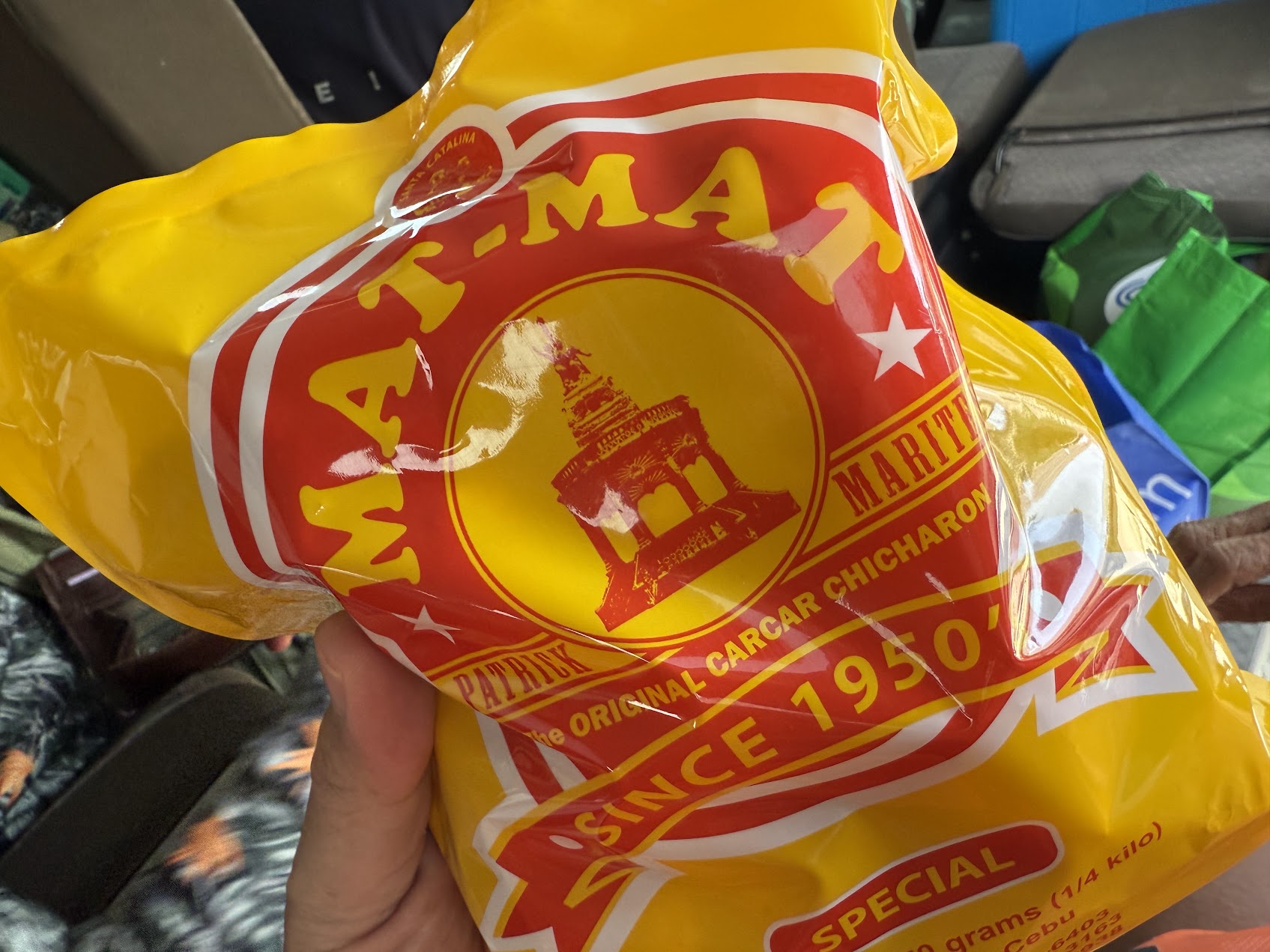 MAT-MAT ブランドの袋詰め chicharon。豚皮揚げが地方の土産、携帯食、流通商品へと変わっていることが見てとれる。