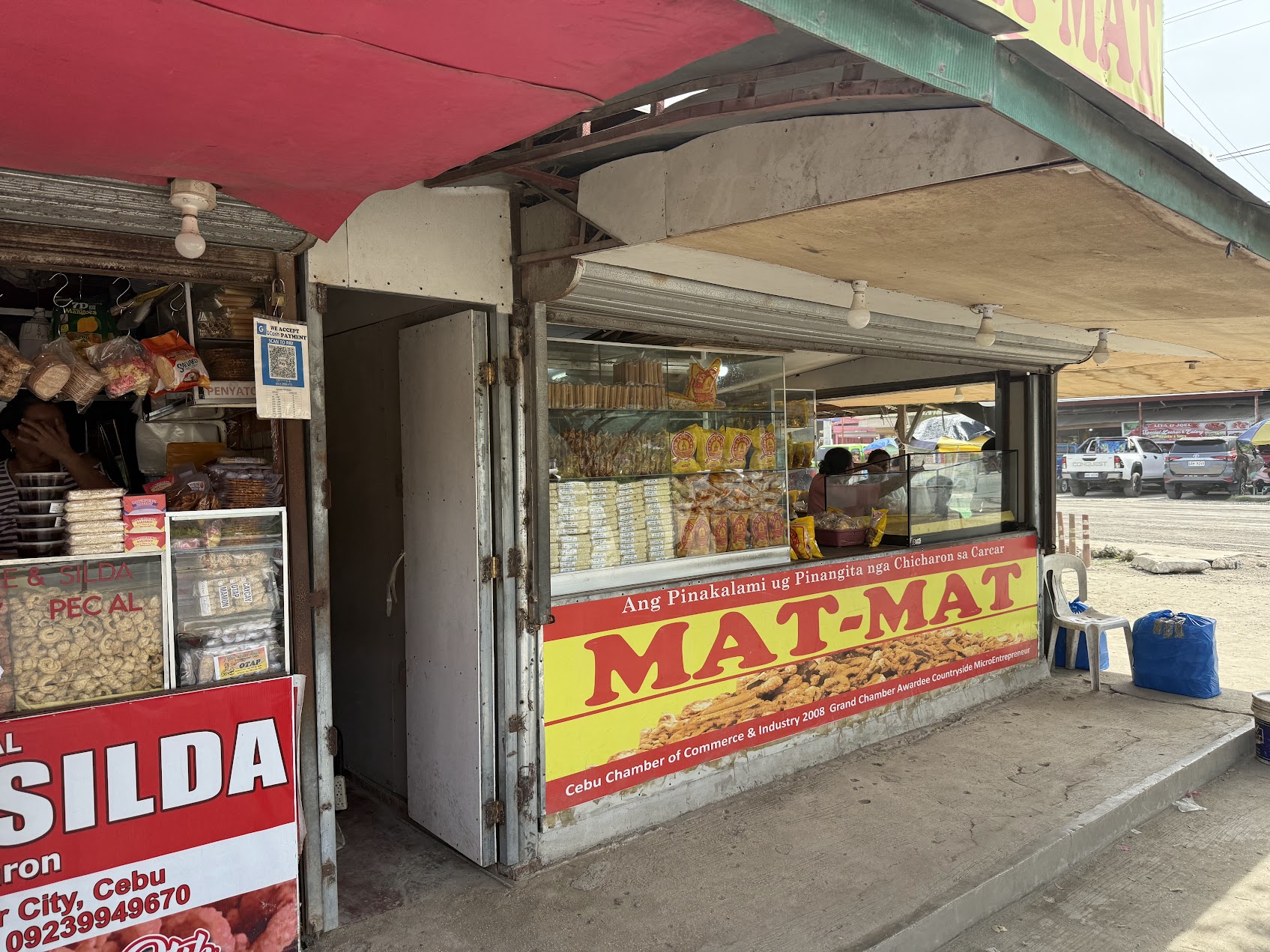 フィリピン・セブ島 Carcar にある MAT-MAT chicharon の店構え。豚皮揚げが地方のアイデンティティ、日常の小売、旅の買い物の一部になっている様子が見える。