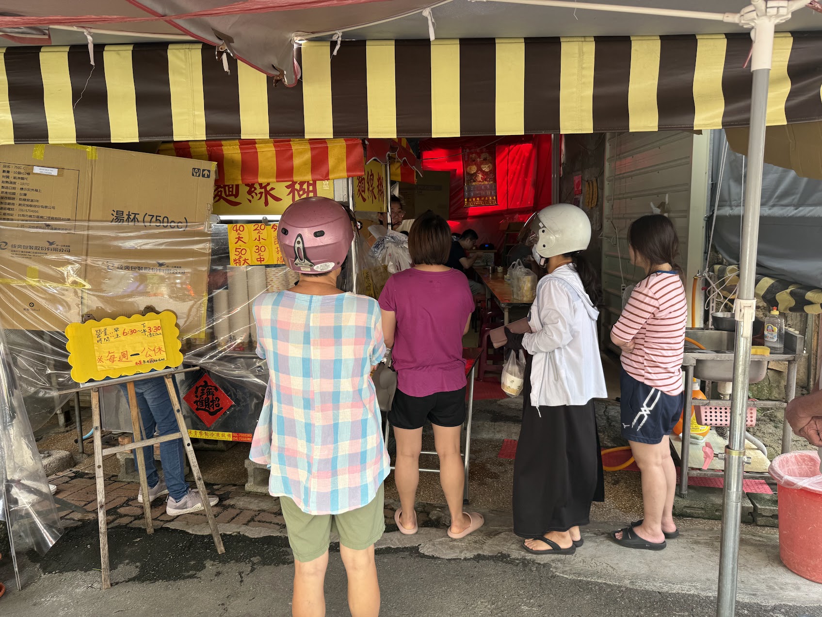 彰化の田舎の朝市にある麵線糊の屋台の前で、朝食を待つ客が並んでいる