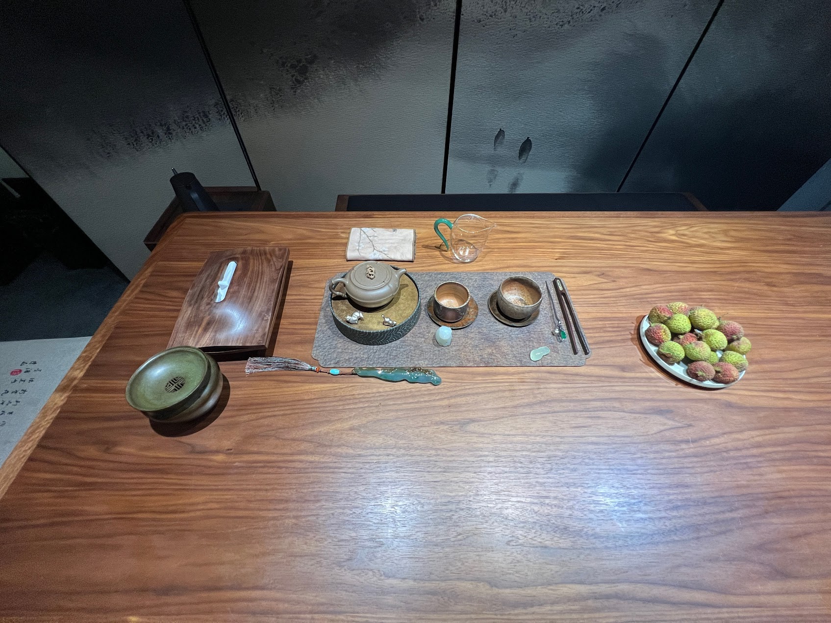 茶桌上的茶壺、茶杯與果物,呈現講究茶席與日常生活之間相互連通的文化場景