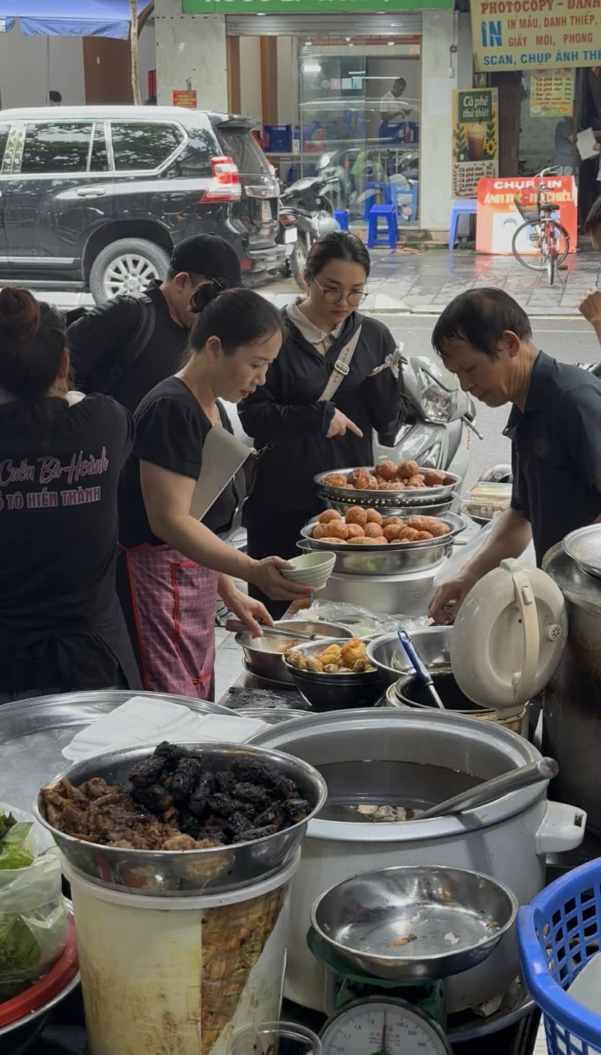 ハノイのバインクオン店の前場。米皮、餡、揚げ物、器が整えられ、昼どきの忙しい供餐が進んでいる様子。