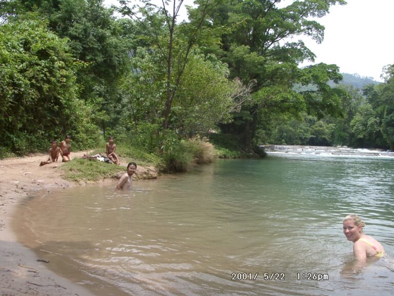2001 年，中美洲旅途中在熱帶河流邊停留與戲水的場景，周圍可見河岸與樹林。