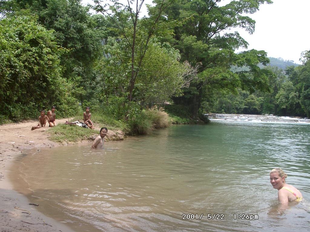 2001 年，中美洲旅途中在熱帶河流邊停留與戲水的場景，周圍可見河岸與樹林。