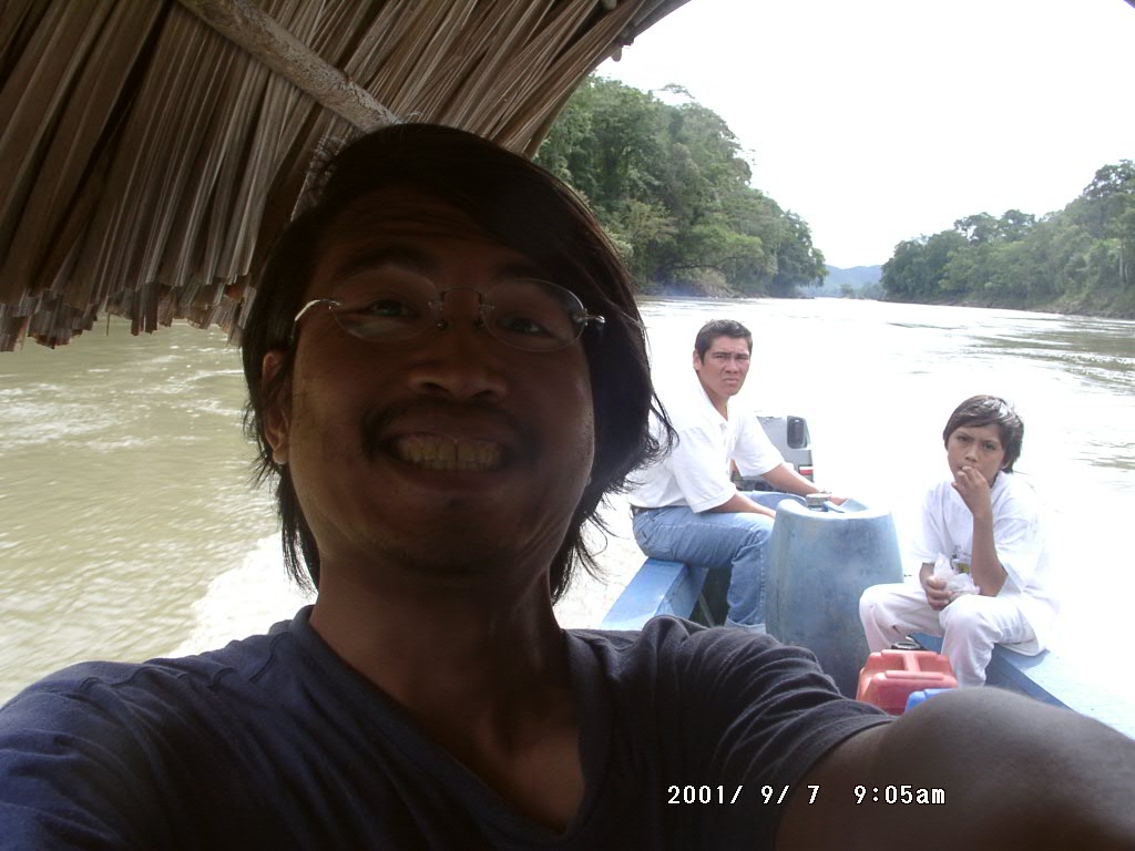 2001年、中米の熱帯河川で小型ボートに乗って移動する周端政。観光用ではなく、現地の水路と移動の現実に入っていく場面。