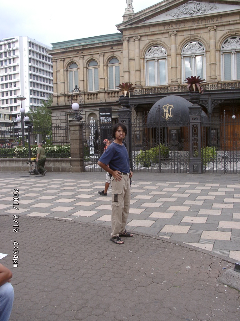 2001年、コスタリカのサンホセ国立劇場前に立つ周端政。