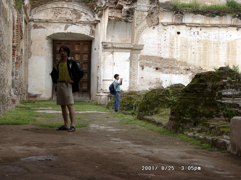 2001年、グアテマラのアンティグアの植民地時代の廃墟に立つ周端政。