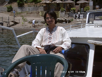 2001年、グアテマラのフローレスの湖畔にいる周端政。