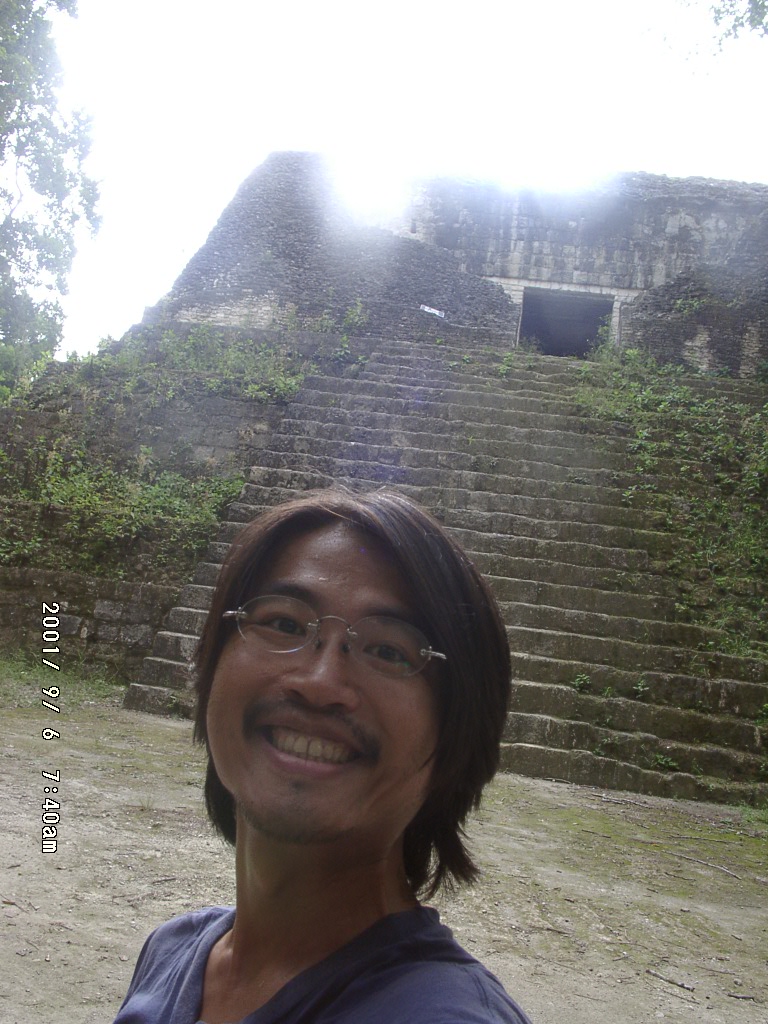2001年、グアテマラのティカル遺跡で自撮りする周端政。
