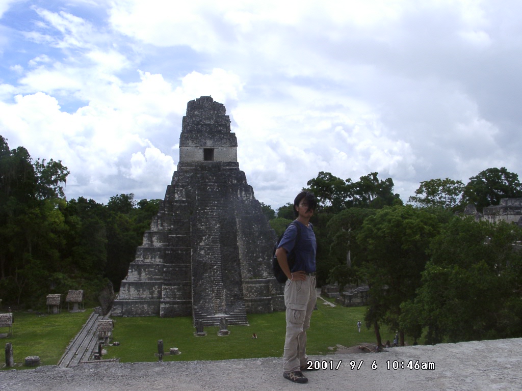 2001年、グアテマラのティカルの巨大な神殿の前に立つ周端政。