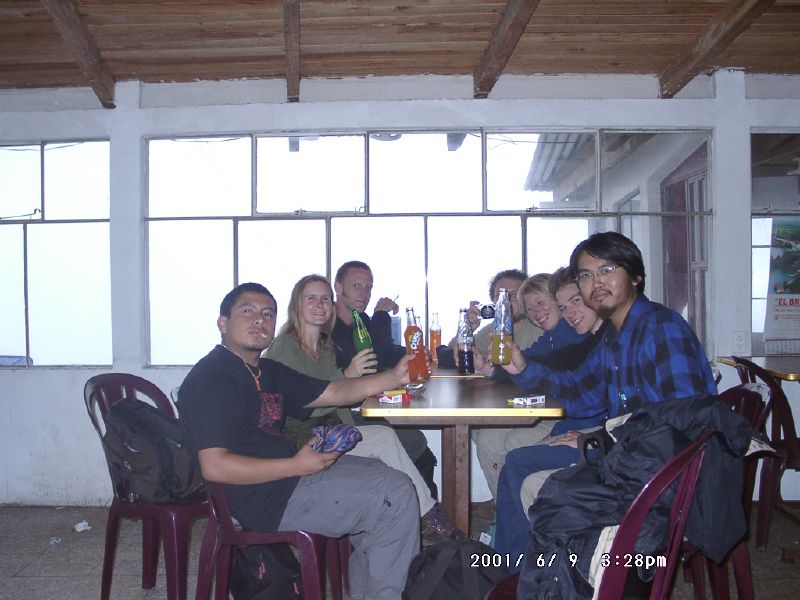 2001年、ラテンアメリカの旅の途中で、異なる国から来た旅人たちと同じテーブルを囲む周端政。