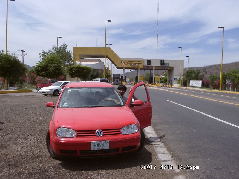 2001年、メキシコの国境あるいは検問所付近で赤いフォルクスワーゲンとともに撮影された周端政。
