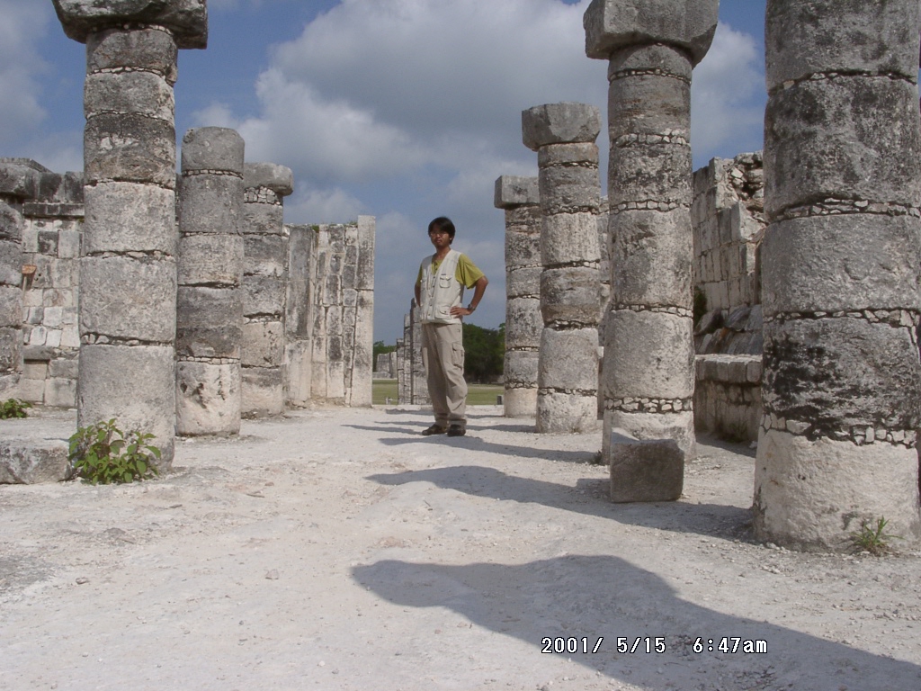 2001年、メキシコのチチェン・イッツァ遺跡の石柱のあいだに立つ周端政。