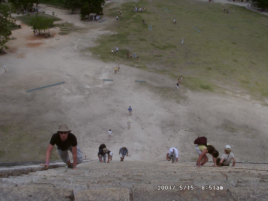 2001年、チチェン・イッツァの高所から広場と遺跡を見下ろした景色。