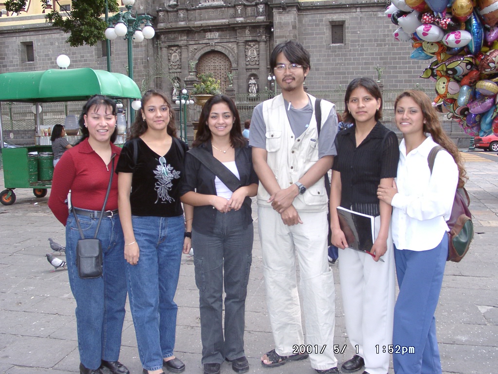 2001年、メキシコのチョルーラで地元の若者たちと一緒に写る周端政。