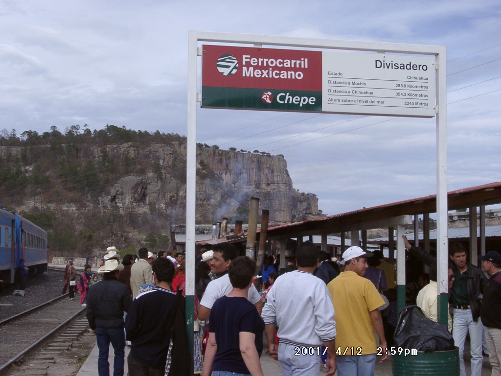 2001年、メキシコのコッパーキャニオン地域ディビサデロの鉄道駅に立つ周端政。交通の節点から土地の構造に入っていく場面。