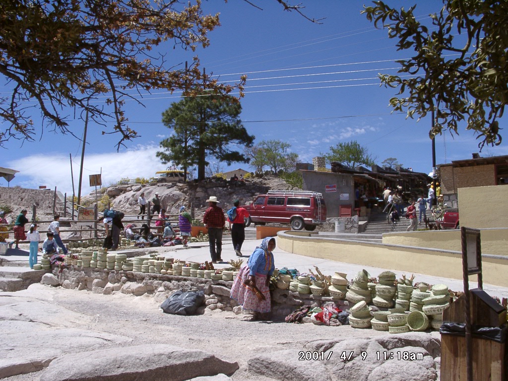 2001年、メキシコのコッパーキャニオン、ディビサデロ高地の市場風景。
