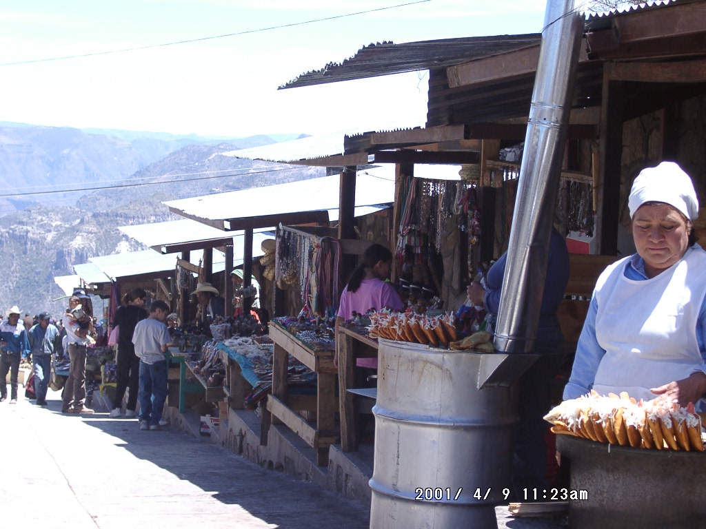 2001年、メキシコのコッパーキャニオン、ディビサデロの食べ物の屋台。