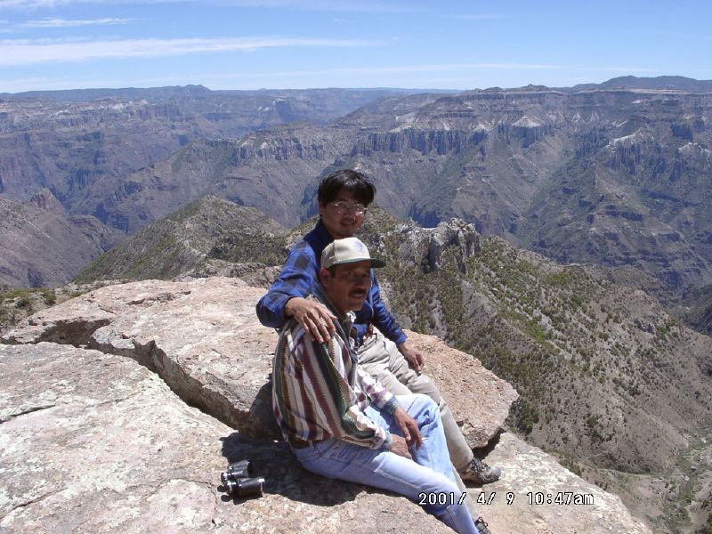 2001年、メキシコの銅山谷で地元の人と一緒に立つ周端政。