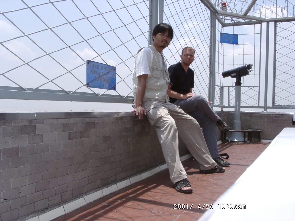 2001年、メキシコシティの高所から街を見下ろす周端政と旅の仲間。