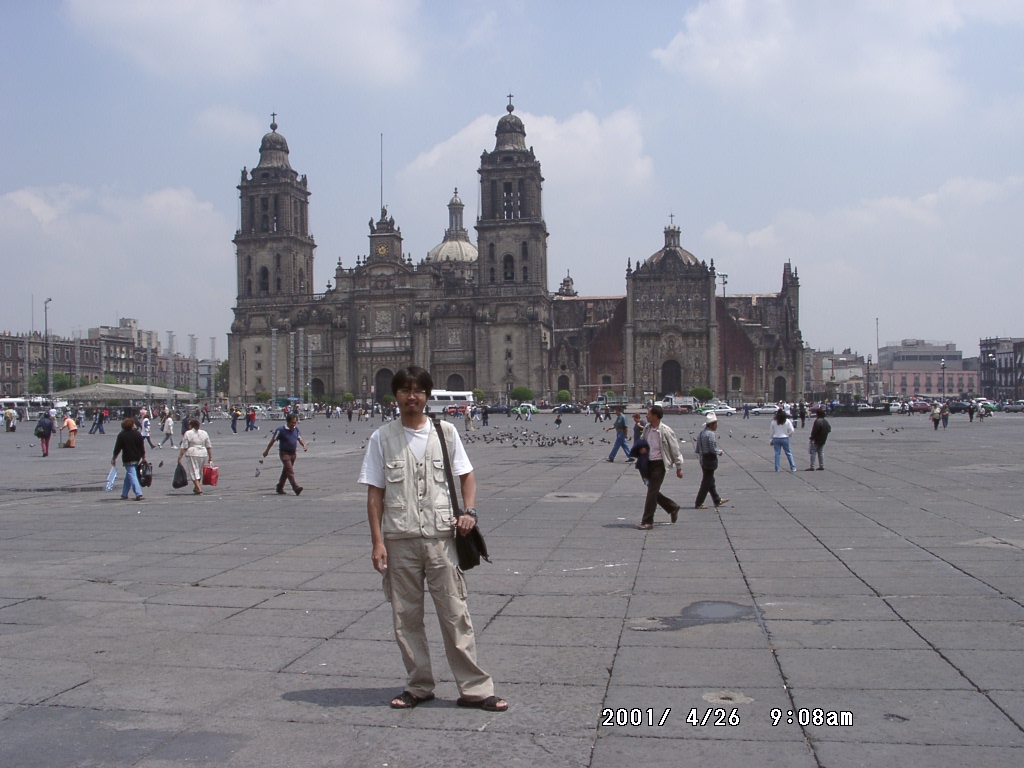 2001年、メキシコシティのメトロポリタン大聖堂前に立つ周端政。