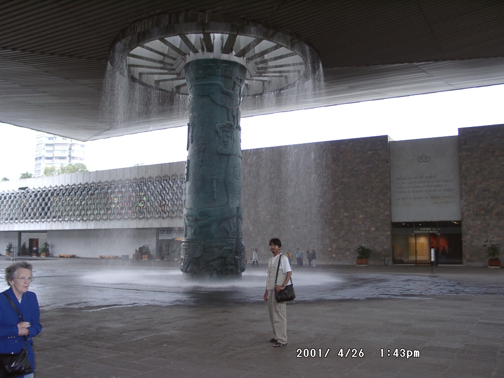 2001年、メキシコシティ国立人類学博物館の中庭で大きな屋根構造の下に立つ周端政。