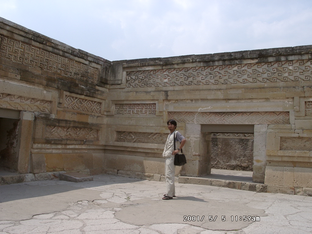 2001年、メキシコ・オアハカ州のミトラ遺跡に立つ周端政。