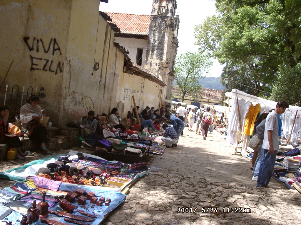 2001年、サン・クリストバル・デ・ラス・カサスの教会近くの通りと市場の風景。