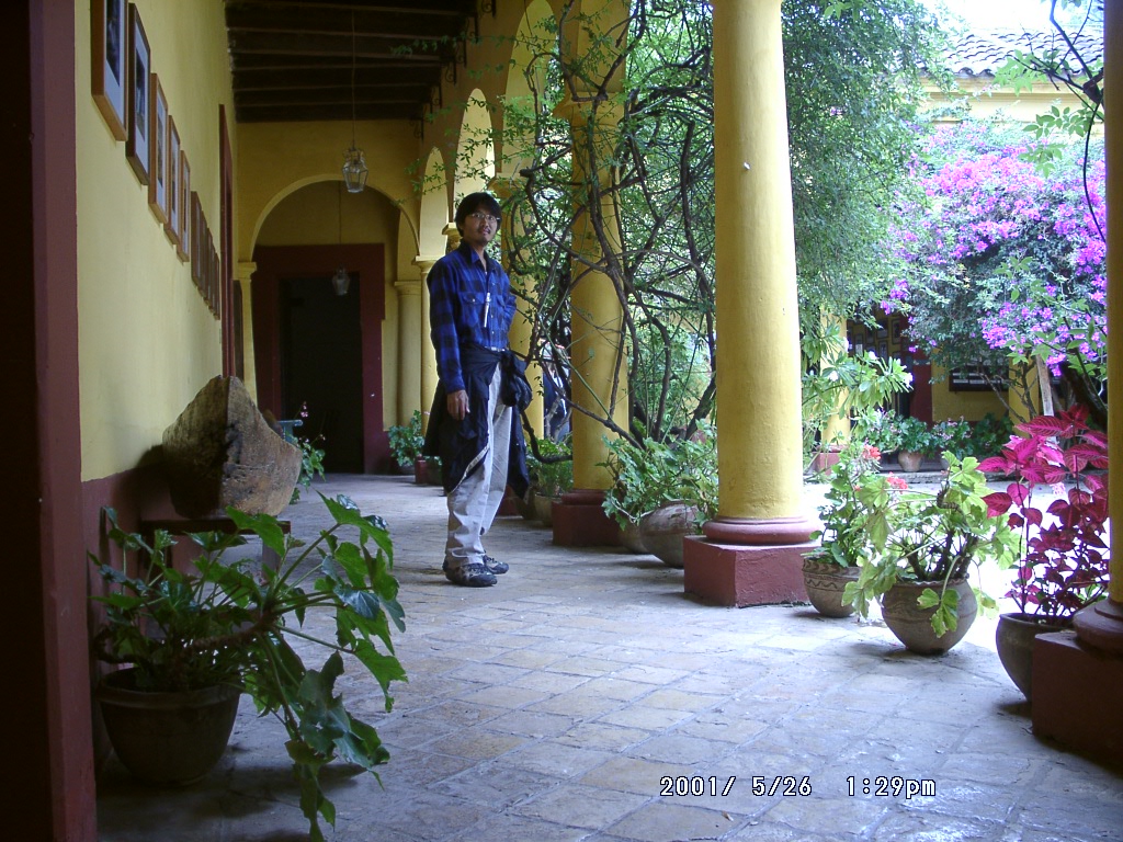 2001年、サン・クリストバル・デ・ラス・カサスの植民地時代の中庭に立つ周端政。