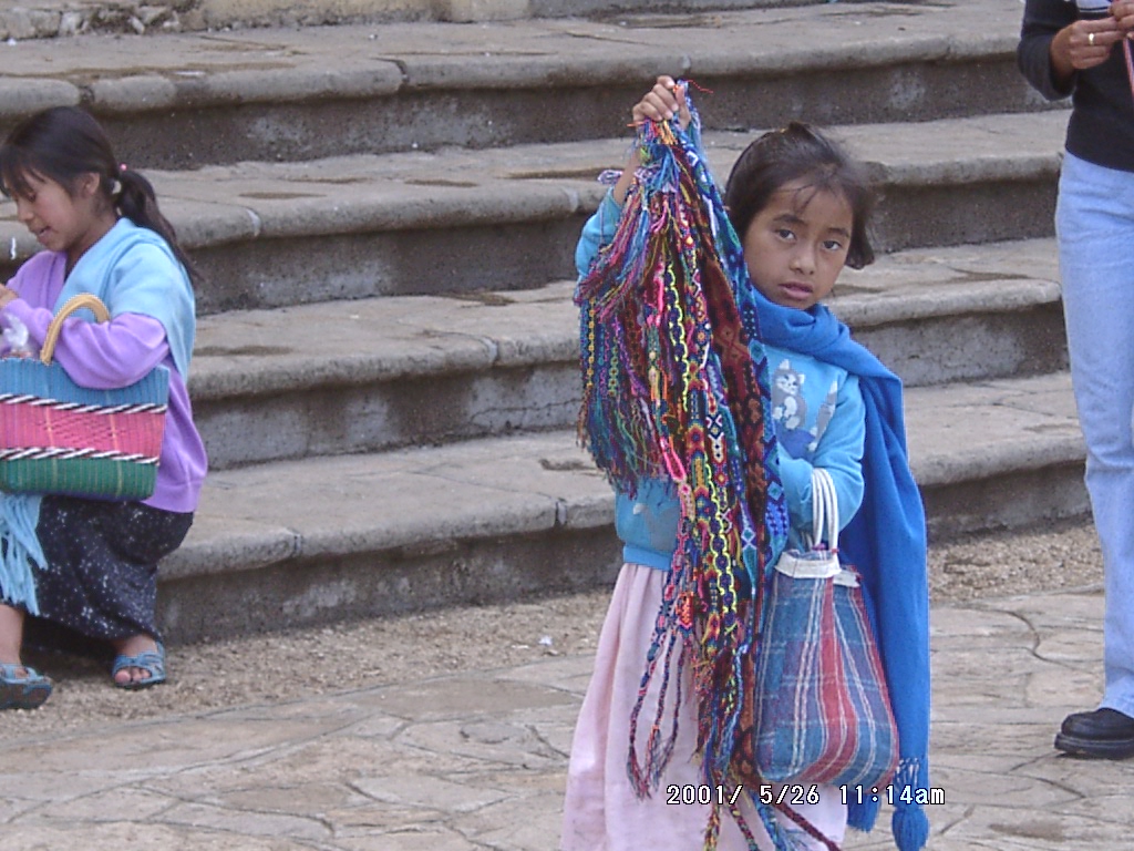 2001年、サン・クリストバル・デ・ラス・カサスの市場で織物を持つ先住民の少女。