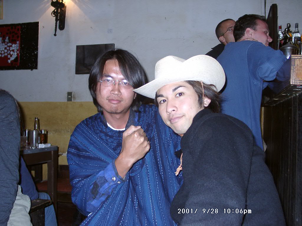 2001年、メキシコのサン・ミゲル・デ・アジェンデのバーで旅の仲間と写る周端政。