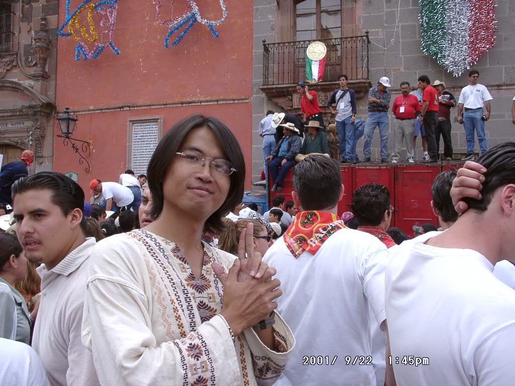 2001年、メキシコのサン・ミゲル・デ・アジェンデの祭りの場にいる周端政。