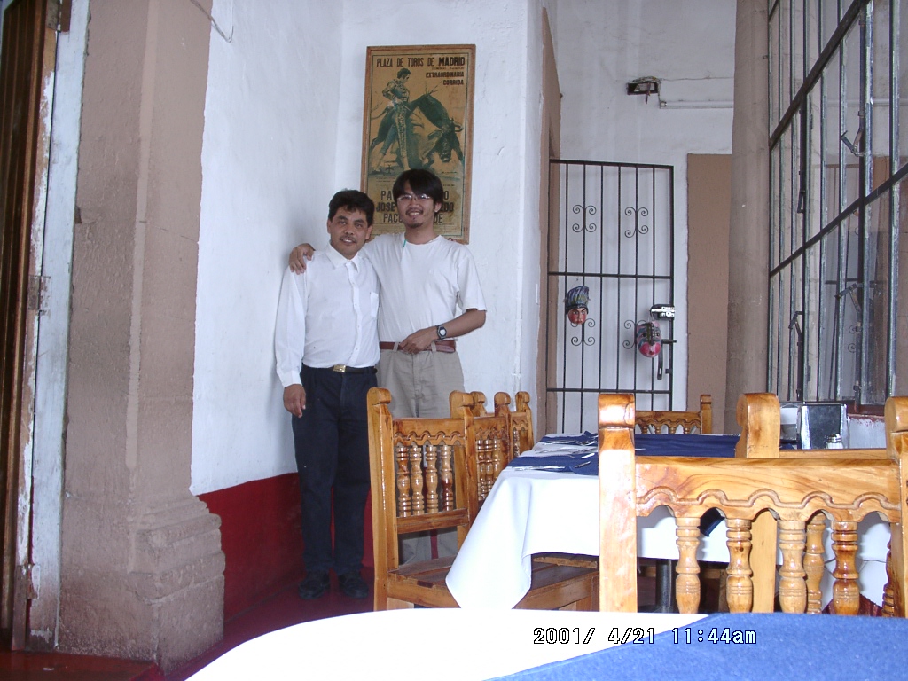 2001年、メキシコのタスコの地元食堂で撮影された周端政。