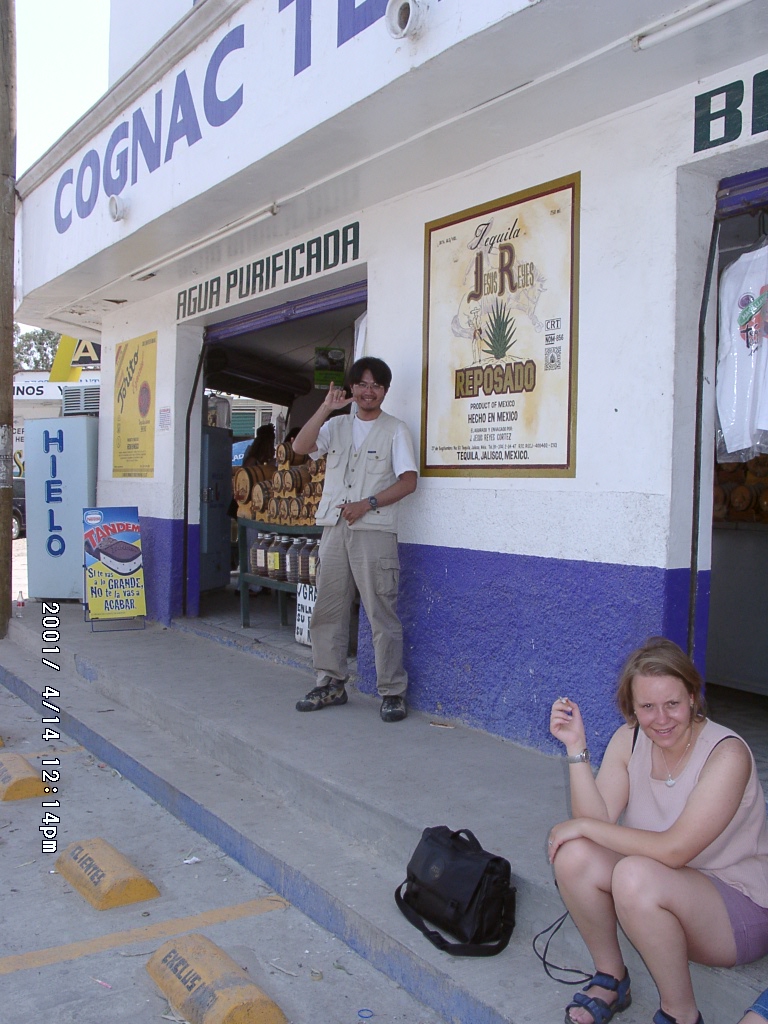 2001年、メキシコの道路沿いにあるテキーラの店頭風景。