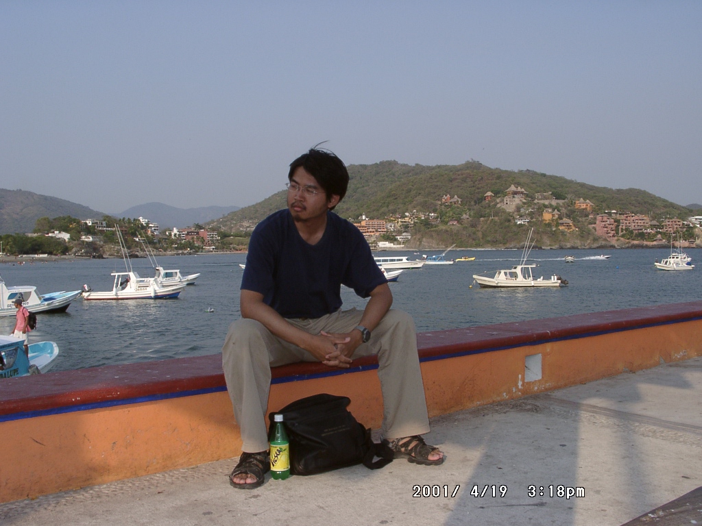 2001年、メキシコのシワタネホの港にいる周端政。