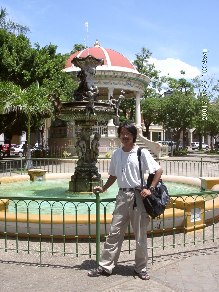 2001年、ニカラグアのグラナダの広場に立つ周端政。