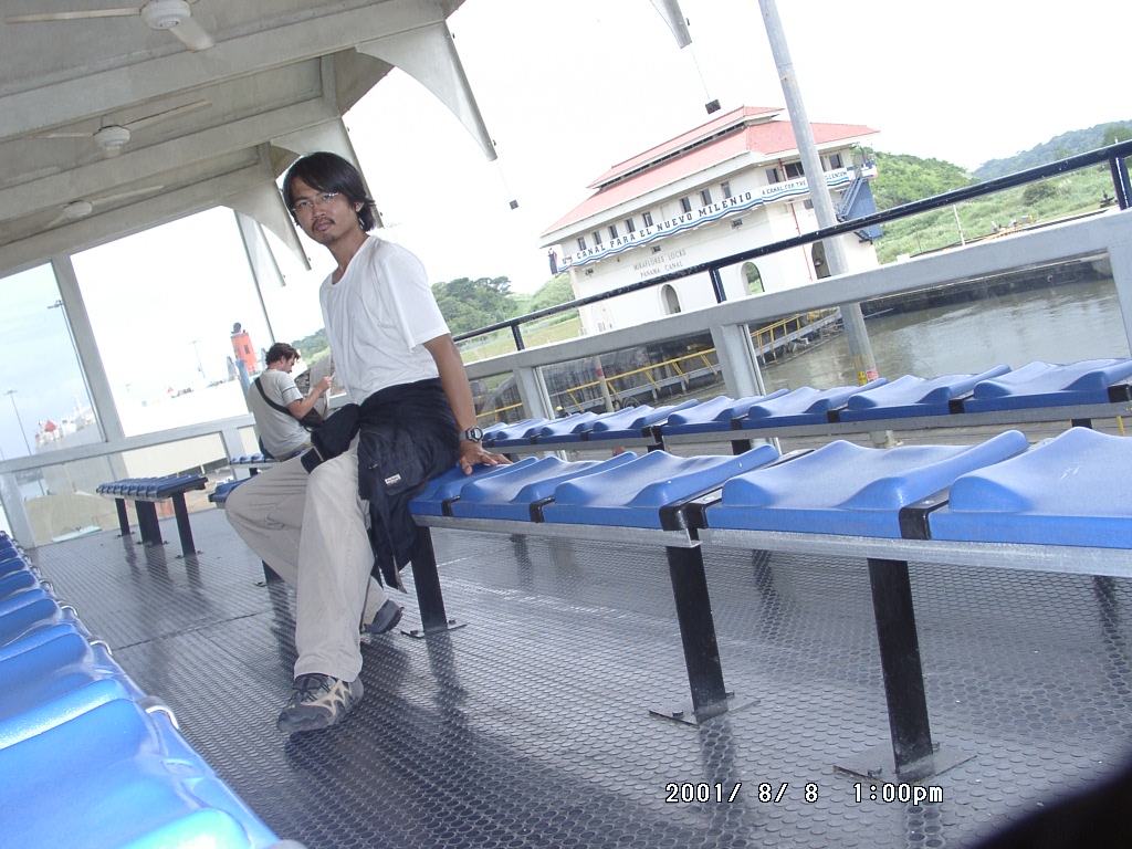 2001年、パナマ運河関連の交通節点に立つ周端政。