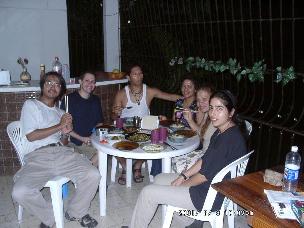 2001年、パナマ運河の旅の途中で同行者と食事をする周端政。