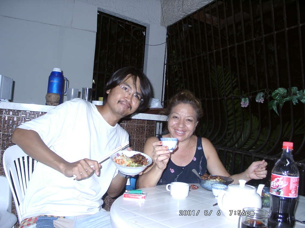 巴拿馬旅途中泡茶的舊照片,呈現作者在異地以一壺茶安頓自己、穩定心緒的生命經驗