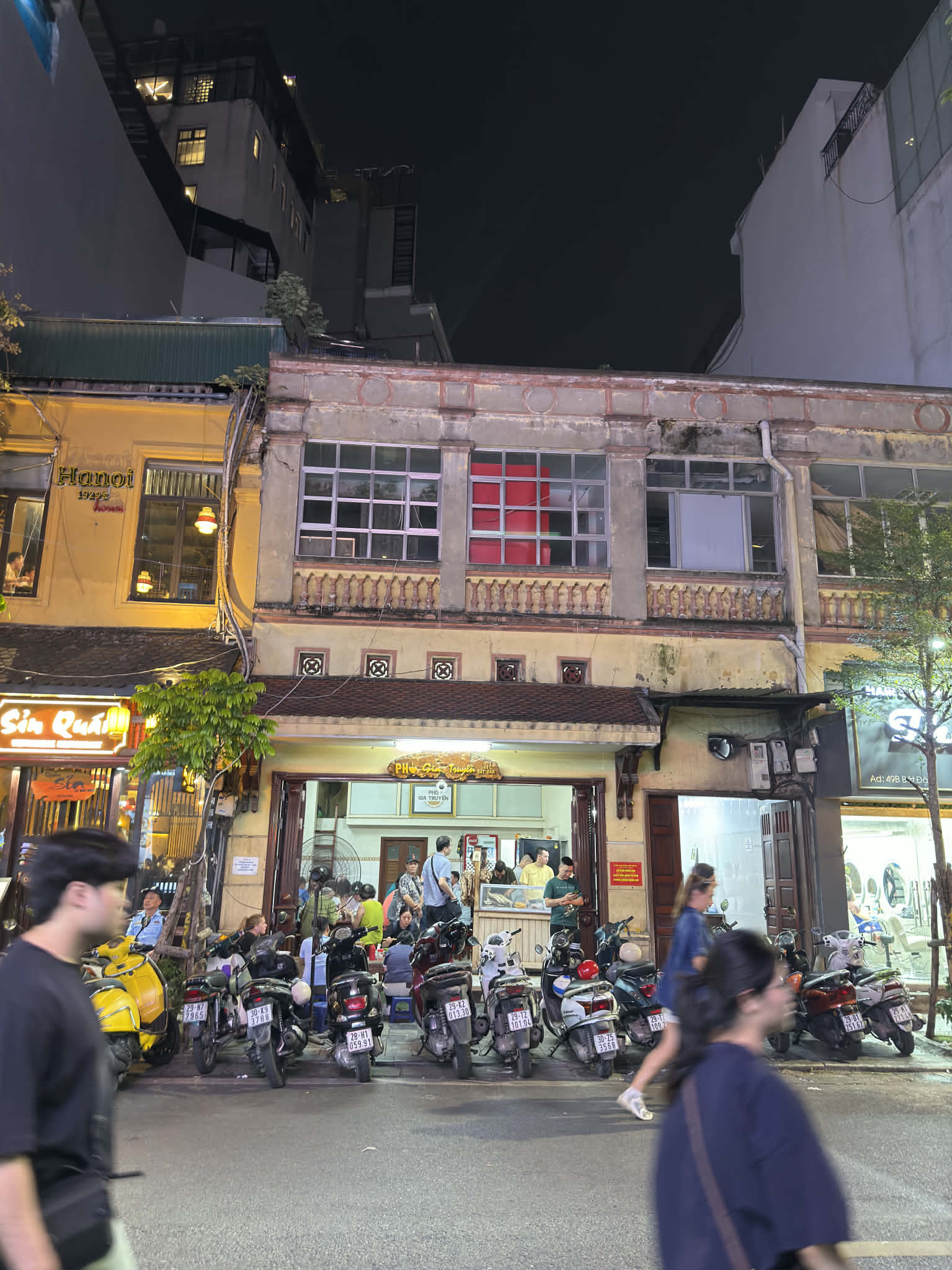 ハノイのバットダン通りにあるフォー・ザー・チュエンの夜の店構え。店先には人々とバイクが集まり、北部ベトナムの夜の都市生活のなかにフォーが溶け込んでいる様子が見える。