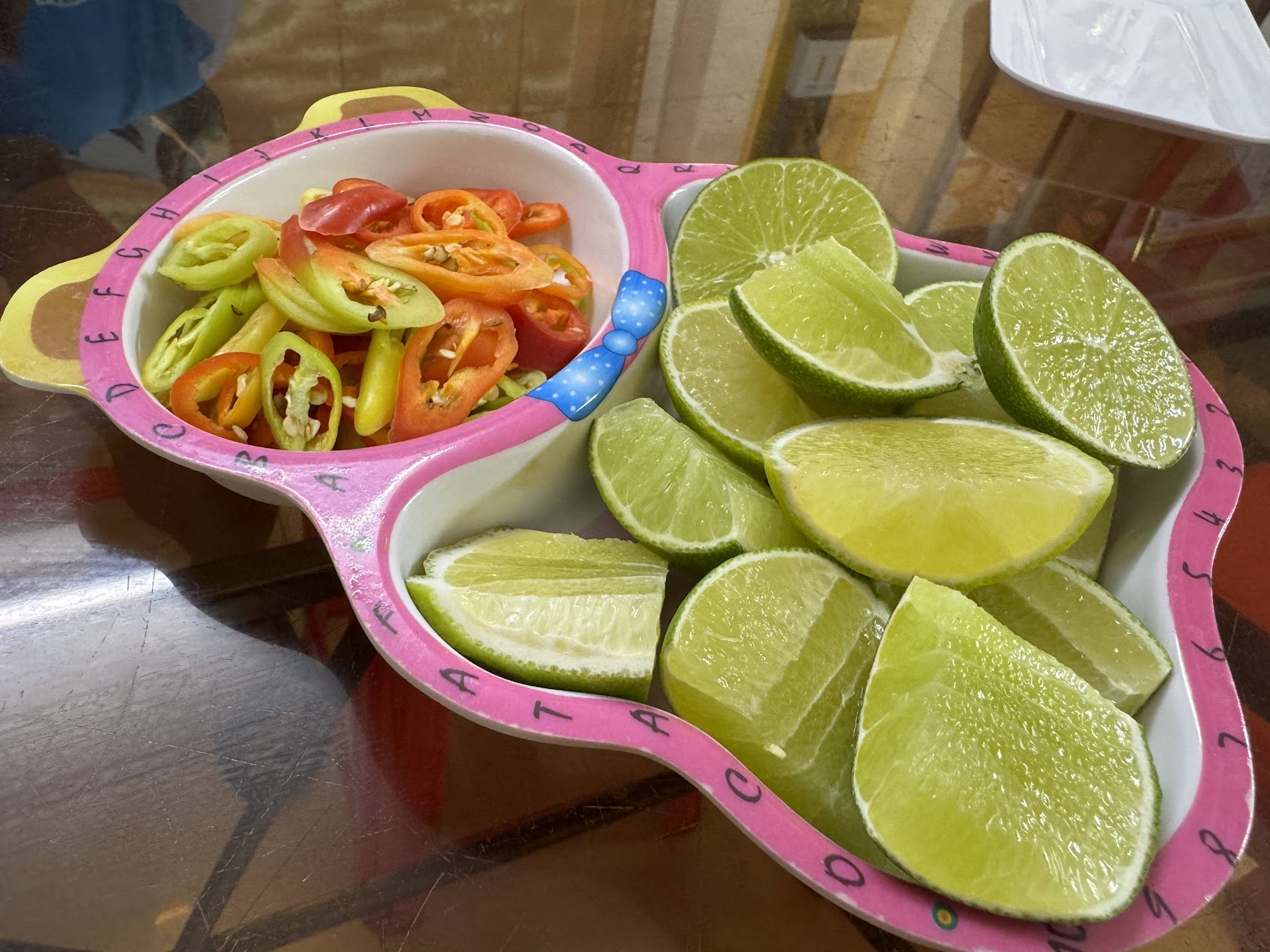 ハノイのフォー店の卓上に置かれたライムと唐辛子。食べる人が酸味や辛味を調整するための大切な要素。