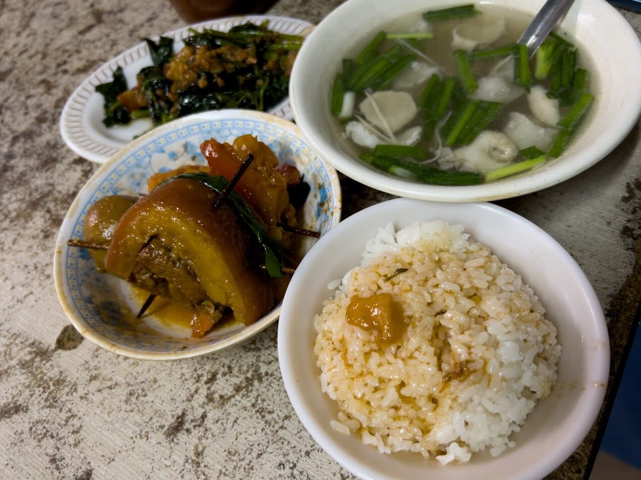 青菜と澄んだスープが添えられた台湾の爌肉飯の定食。昔ながらの食堂で見られる日常の食事構成を示している。