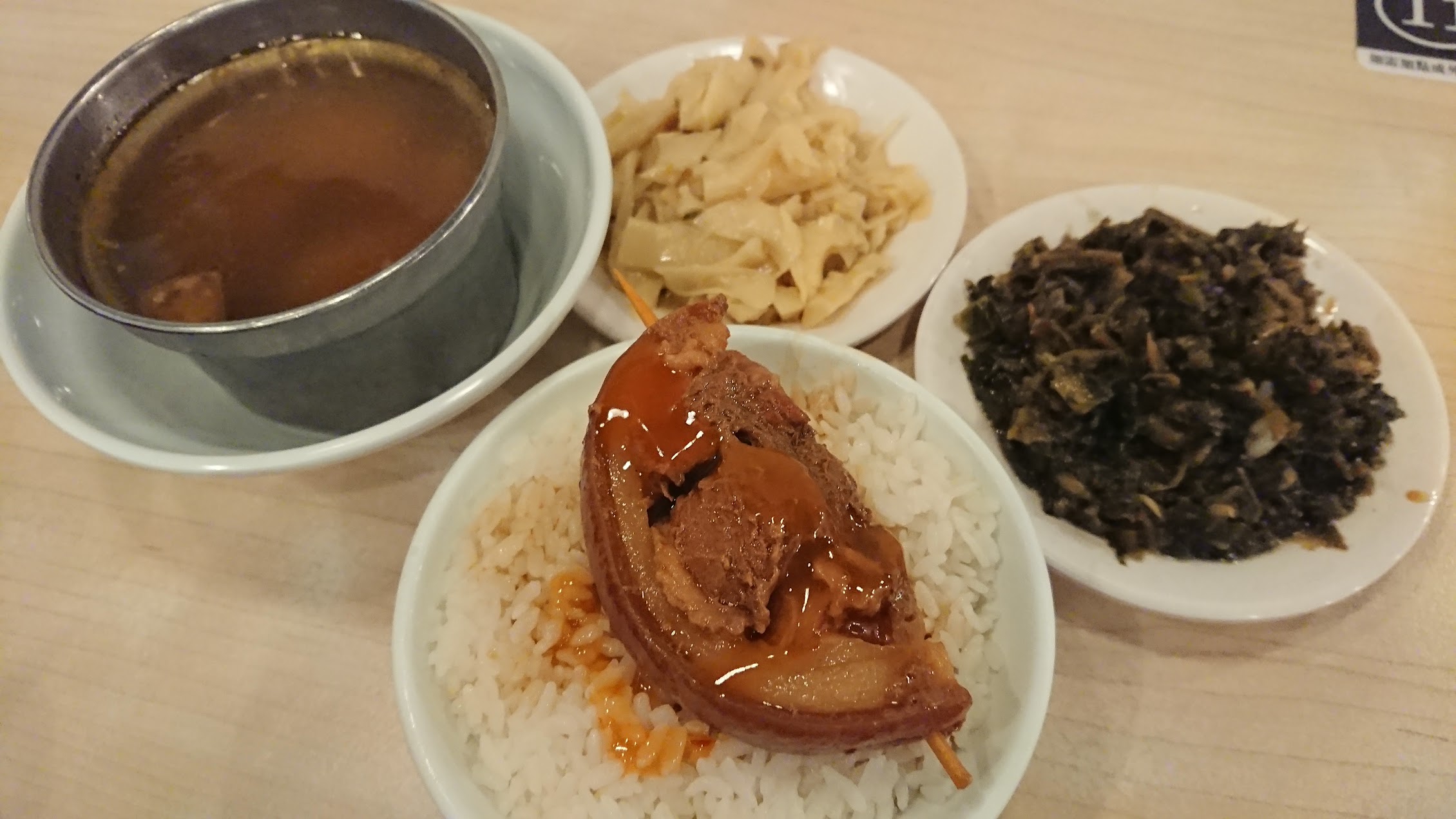 台湾の爌肉飯の定食。スープと小皿が添えられ、昔ながらの食堂でよく見られる日常の一食を示している。
